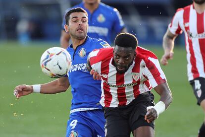 Iñaki Williams y Ángel pelean por el balón en el partido de este domingo en el Coliseum.