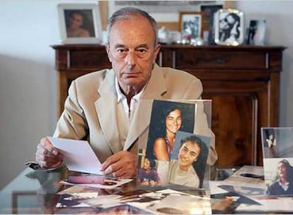 Beppino Englaro junto a fotos de su hija Eluana.