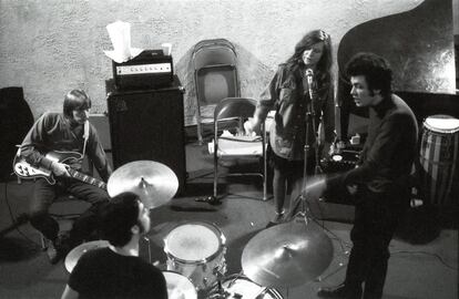 Mike Bloomfield (derecha) con Janis Joplin en un estudio de Memphis, en diciembre de 1968.
