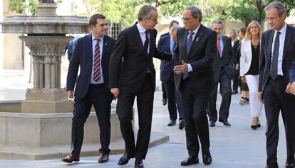 Javier Faus saluda a Quim Torra, este jueves en el patio dels Tarongers del Palau de la Generalitat.