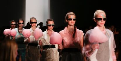 Desfile de modelos con las creaciones de Rebekka Ruetz para la temporada primavera-verano 2015, durante la semana de la moda de Berlín, Alemania. 8 de julio de 2014.