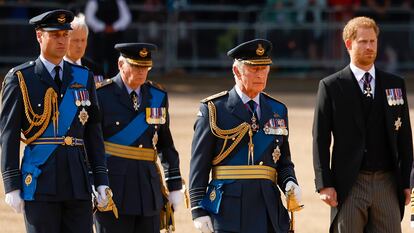 Los príncipes Guillermo y Enrique y el rey Carlos III en el funeral de Estado de la reina Isabel II, el 14 de septiembre de 2022, en Londres.