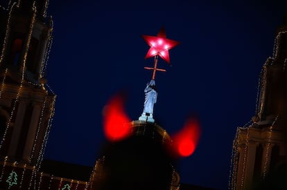 Una estatua de Jesucristo iluminada en la Catedral del Sagrado Corazón de Nueva Delhi, India.