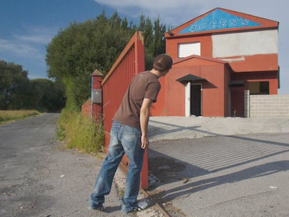 Un hombre se asoma al prostíbulo Queen's, en Lugo, en una foto tomada en 2010.