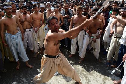 Un musulmán chiíta paquistaní se flagela durante una procesión religiosa en el noveno día del mes sagrado islámico de Muharram en Peshawar (Pakistán).