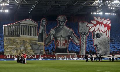 Con este mosaico en el Pireo recibieron los hinchas de Olympiacos a su equipo para el partido de Champions contra el Dinamo de Zagreb.