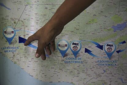 Un trabajador de la compañía Congolón muestra el recorrido de los autobuses desde Honduras hasta la frontera con México. Esta segunda caravana se inicia después de que en octubre un grupo de migrantes partiera desde la empobrecida nación para cruzar Centroamérica y todo el territorio mexicano, para llegar finalmente a la frontera con Estados Unidos.