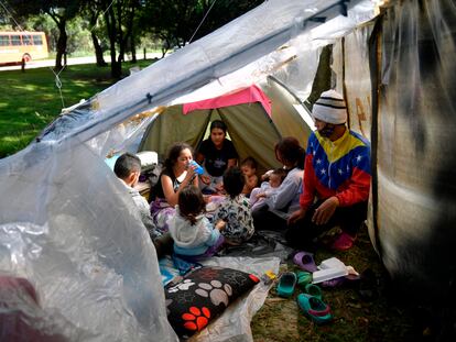 Migrantes venezolanos en una cabaña al norte de Bogotá, en junio.