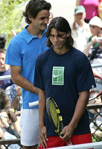 Nadal hace una mueca junto a Federer, ayer en París.