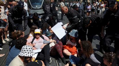 Manifestantes bloquean las vías del tren ligero exigiendo la liberación de los rehenes retenidos en Gaza, este domingo en Jerusalén.