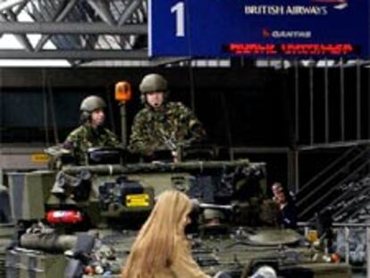 Tropas británicas desplegadas ayer en el aeropuerto de Heathrow.