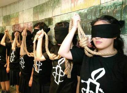 Activistas surcoreanos pro derechos humanos protestan en Seúl contra la pena de muerte.