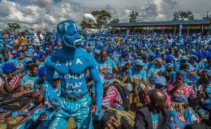 Un simpatizante del partido gobernante de Malawi, pintado de azul, baila frente a una multitud durante el lanzamiento oficial del manifiesto y la campaña electoral del Partido Demócrata Progresista (DPP) en el Instituto Kamuzu de Deportes, en Lilongüe.