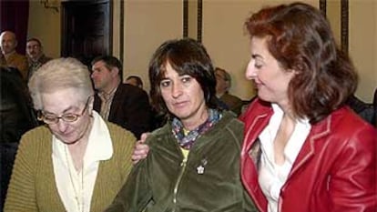 Pilar Ruiz, madre de Joseba Pagazaurtundua; su viuda, Estíbaliz Garmendia, y su hermana Maite, en un homenaje celebrado en 2019.