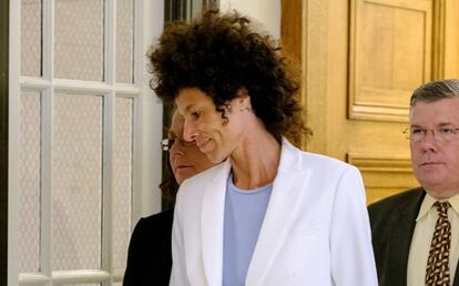 Andrea Constand sale de la vista en la que se anuló el juicio.