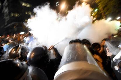 Los antidisturbios cercan a un grupo de manifestantes al final de la marcha. Después de que la policía rodeara a varios grupos de personas, trabajadores de la Comisión Nacional de Derechos Humanos mediaron con los granaderos para evitar trifulcas y permitir el paso de los manifestantes pacíficos.