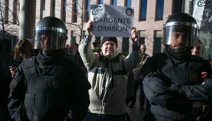 Un home protesta durant el judici al regidor de la CUP Josep Garganté.