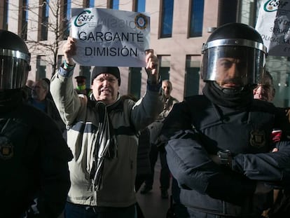 Un home protesta durant el judici al regidor de la CUP Josep Garganté.