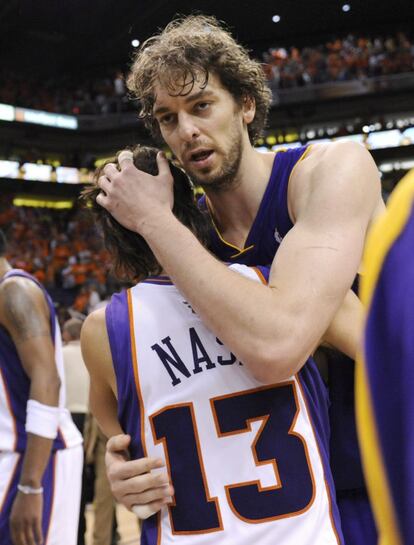 En esta imagen de 2010, Nash, de los Suns, abraza a Pau Gasol, quien hoy es su compañero de equipo en los Lakers.