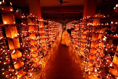 Una mujer enciende una vela durante una ceremonia religiosa con motivo del aniversario de la fundación del Templo Ayyappa en Bhopal (India).