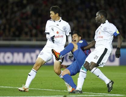 Villa, en diciembre pasado en Yokohama, al lesionarse durante el Mundial de clubes.  / k. kyung-hoon (reuters)