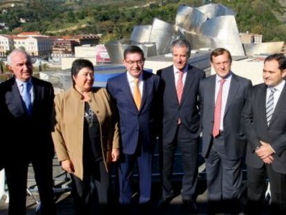 Alberto García Erauzkin, cuarto por la izquierda, este jueves rodeado por miembros de la cúpula directiva de Euskaltel en Bilbao.