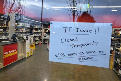 Un cartel avisa a los clientes del cierre temporal de un establecimiento, este viernes durante el apagón informático en Canberra (Australia). 