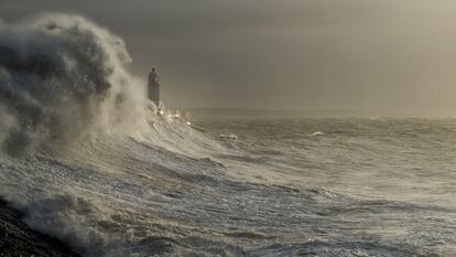 Imagem de uma onda gigante captada en Porthcawl, em Bridgen (País de Gales).