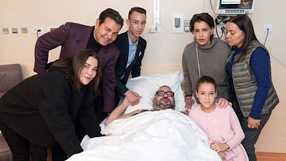 Mohamed VI en el hospital de París en el que le operaron de problemas cardiacos, rodeado de sus hermanos e hijos, pero sin su esposa.