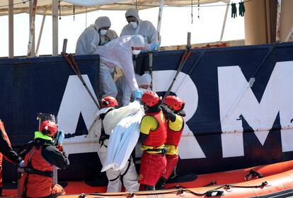 Socorristas de la ONG levantan el cadáver de un migrante fallecido en el buque 'Golfo Azurro'.