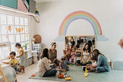 Si se permite la entrada de un adulto en los primeros días de escuela infantil, este tiene que tratar de mantenerse en un lugar cerca del niño e ir poniendo distancia si el pequeño lo tolera.