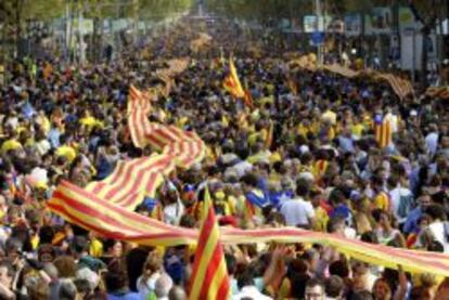 Miles de personas congregadas en el Paseo de Gracia, en Barcelona, participan en la cadena humana por la independencia organizada por la Asamblea Nacional Catalana (ACN).