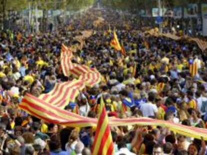 Miles de personas congregadas en el Paseo de Gracia, en Barcelona, participan en la cadena humana por la independencia organizada por la Asamblea Nacional Catalana (ACN).