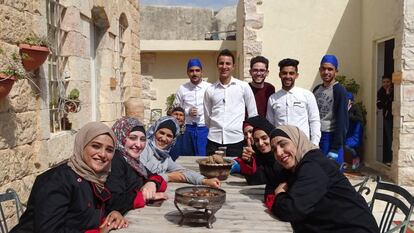 El equipo de Bait Khayrat Souf, durante el servicio de comida.