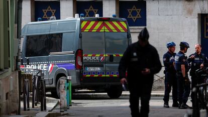 Agentes de policía junto a la sinagoga de Ruan, al noroeste de París, este viernes.
