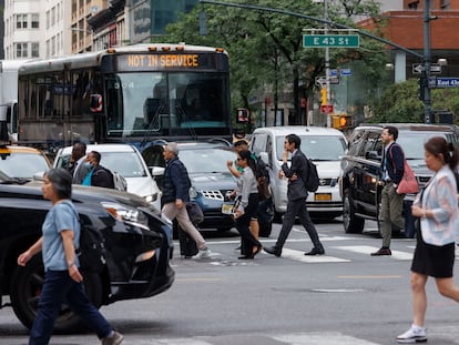 Coches, autobuses y peatones, el 5 de junio en la Segunda Avenida de Nueva York, una de las arterias más transitadas de la ciudad.