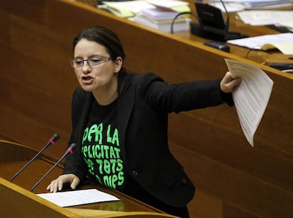 No todos los lemas que Mònica Oltra se empeña en lucir en el hemiciclo son tan críticos, ni le cuestan la expulsión. En su armario esta abogada tiene también camisetas menos reivindicativas. Un ejemplo es la que vistió en el 2011 durante un debate sobre la custodia compartida en las cortes. En esta ocasión se podía leer en la prenda de la portavoz: 'Por la felicidad de todos los días'.