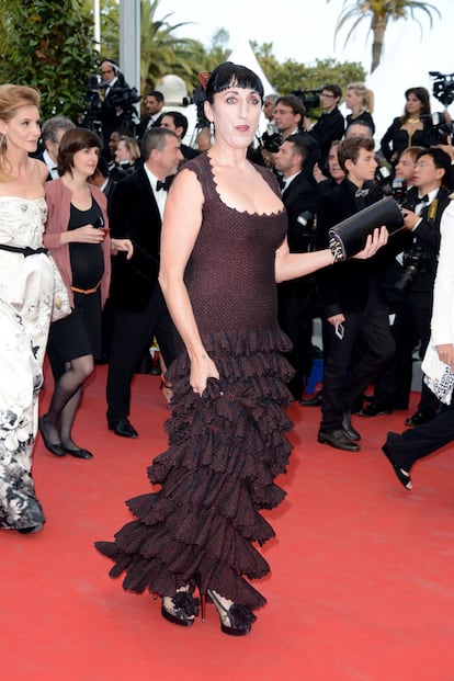 La española Rossy de Palma con un vestido de volantes de su amigo Azzedine Alaïa. Es de su colección de Haute Couture.