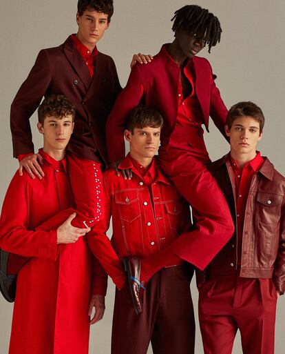 Rojo sobre rojo. Arriba a la izquierda, americana Shoop con camisa H&M y pantalón Marcelo Burlon. Al lado, a hombros, chaqueta Carlota Barrera, camisa H&M, pantalón Cos, calcetines Uniqlo y mocasines Prada. Abajo a la izquierda, gabardina Alexander Mcqueen y camiwsa H&M. En el centro y a la derecha, ambos modelos llevan chaquetas Sandro Paris con camisas H&M. El primero lleva pantalones Shoop y los de su compañero son Fendi.