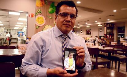 Alejandro Jurado muestra una foto de su hija, Paola.
