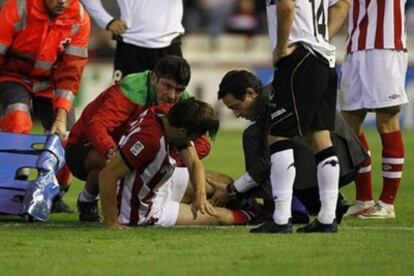 Gurpegui es atendido tras lesionarse en Mestalla.