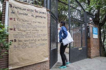 Cartell de protesta contra les proves a la porta de l&#039;escola Bosc.