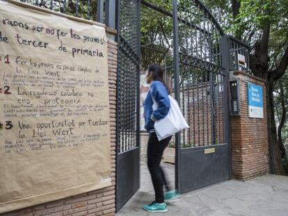 Cartell de protesta contra les proves a la porta de l&#039;escola Bosc.