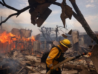 Un bombero combate el fuego en la ciudad estadounidense de Los Ángeles, el pasado 8 de enero.
