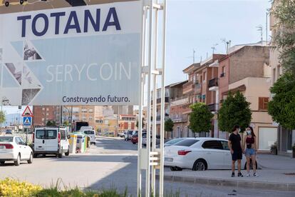 Una pareja de jóvenes con mascarilla este domingo en el municipio murciano de Totana, que permanecerá en la fase 1 de la desescalada por un brote surgido hace unos días.