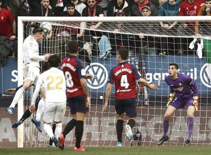 El delantero galés Gareth Bale cabecea el balón ante el Osasuna.