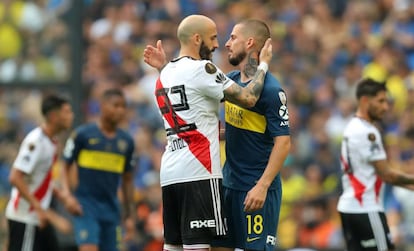 Piniola (i) y Benedetto, tras el partido de ida de la final de la Copa Libertadores entre River y Boca.