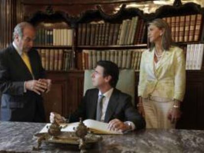 El ministro de Industria, José Manuel Soria (c), junto al presidente de Foment del Treball Nacional, Joaquim Gay de Montellà, y la delegada del Gobierno en Cataluña, Llanos de Luna, esta mañana en Barcelona, en la sede de dicha asociación, donde el ministro se ha reunido con representantes de la patronal catalana.