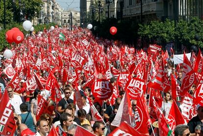 Más de 30.000 personas han secundado la manifestación en Sevilla contra la reforma laboral.