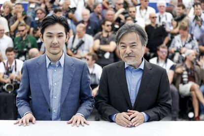 El directorKiyoshi Kurosawa y el actor Ryuhei Matsuda, en la presentación de 'Sanpo suru shinryakusha' ('Antes de que desaparezcan').